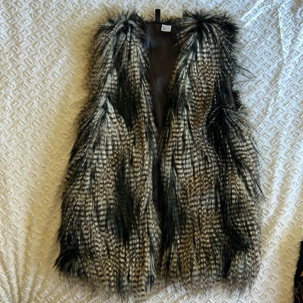 Black/grey no sleeve vest